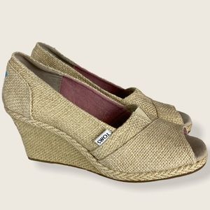 Toms wedges in tan with gold threads size 9.5